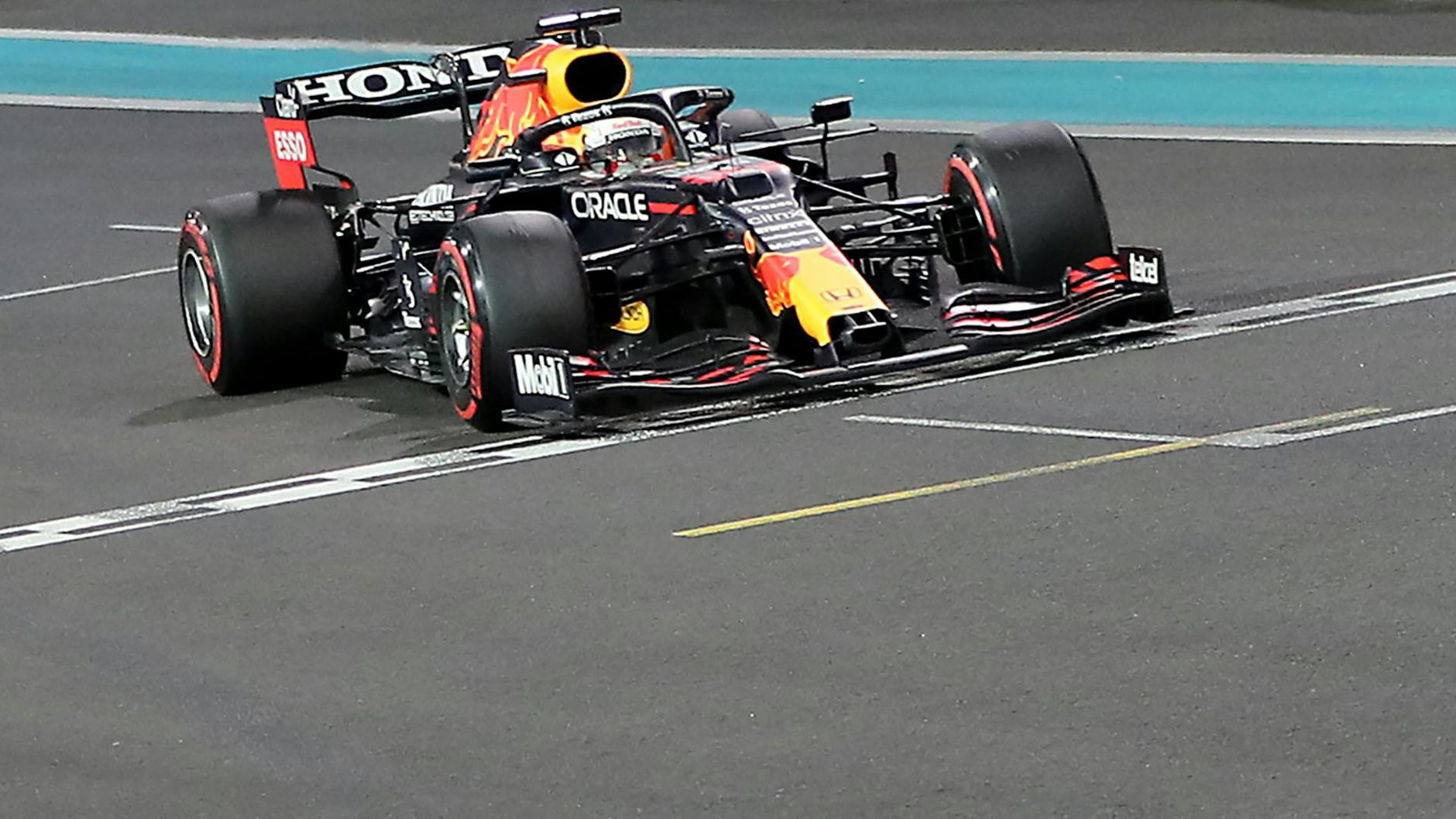 Max Verstappen überholte Lewis Hamilton in der letzten Runde. 
