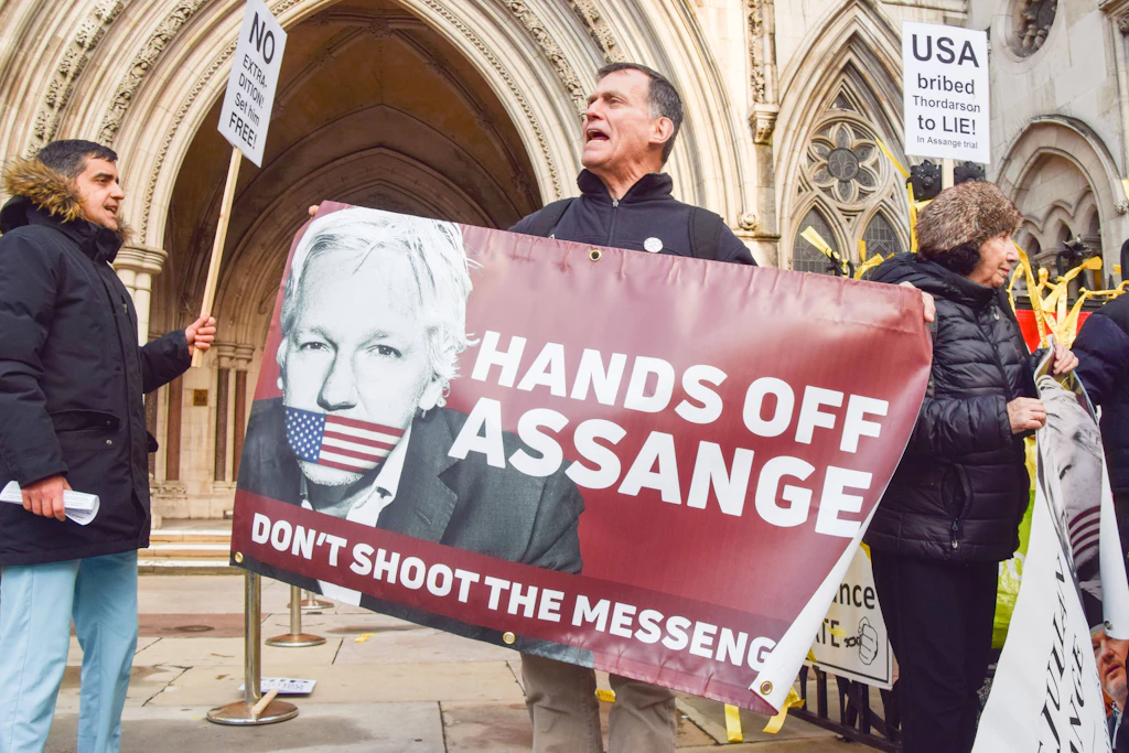 Assange braucht Hilfe - was machen Grüne und Liberale?