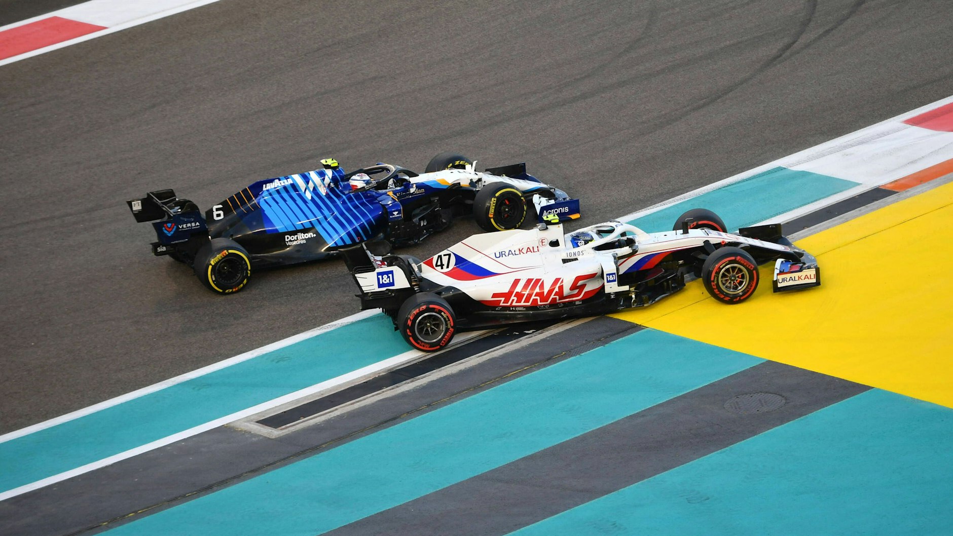 Haas-Pilot Mick Schumacher kämpfte mit Williams-Fahrer Nicholas Latifi. Durch den Crash des Kanadiers konnte Verstappen Hamilton noch den WM-Titel entreißen.