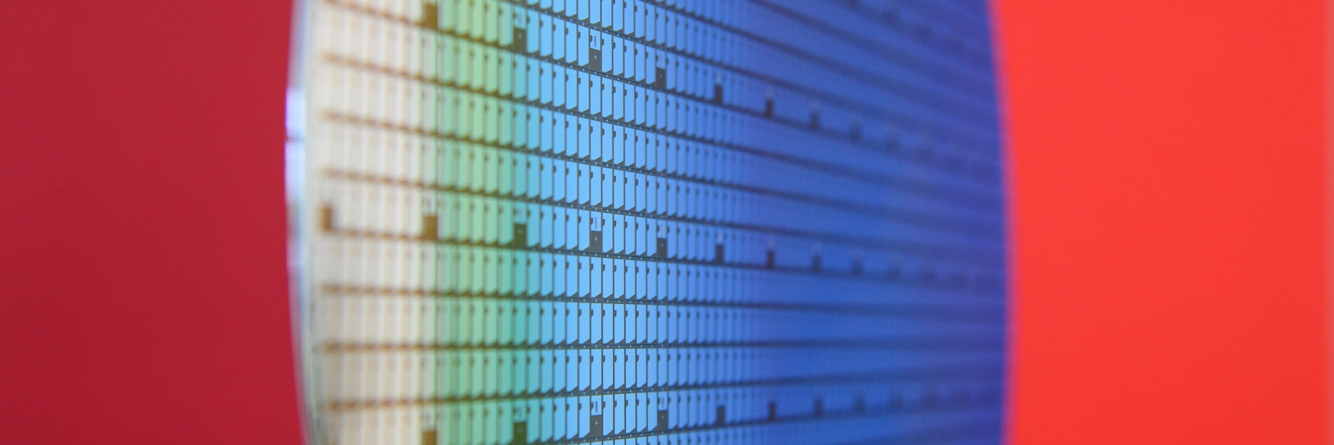 Ein „Wafer“, auf dem viele, viele Mikrochips hergestellt werden. Fehlt eine Folie, die über den Wafer gezogen wird, sind die Halbleiter für Spielkonsolen nicht zu verwenden.