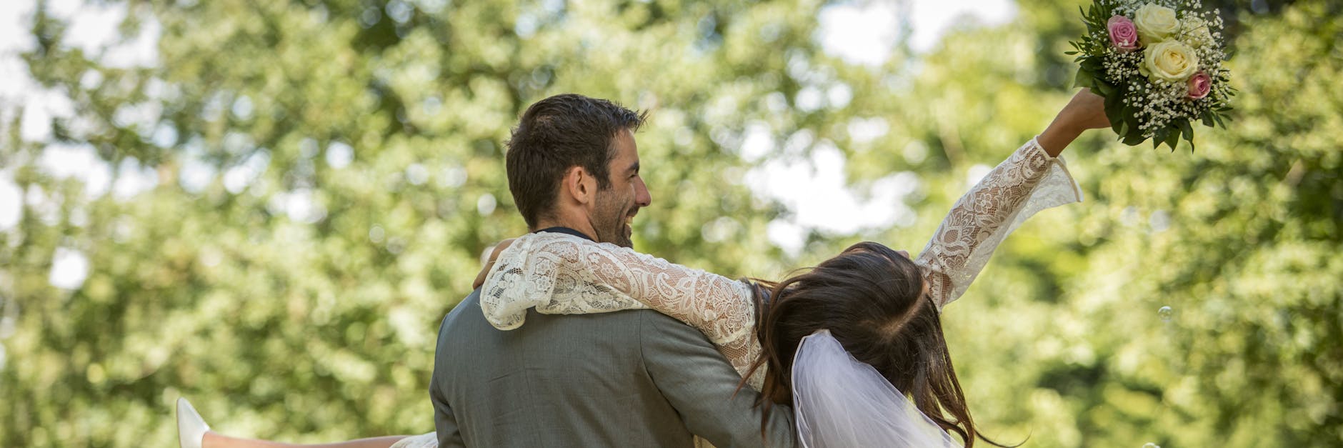 Bekannte, Freunde und Familie: Hochzeit wird meist mit vielen Menschen gefeiert. In Corona-Zeiten stellt sich dabei unweigerlich die Frage nach dem Impfstatus.