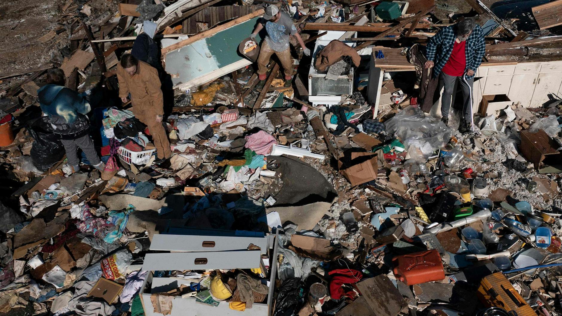 Die Einwohner versuchen zu retten, was der Tornado übrig gelassen hat.