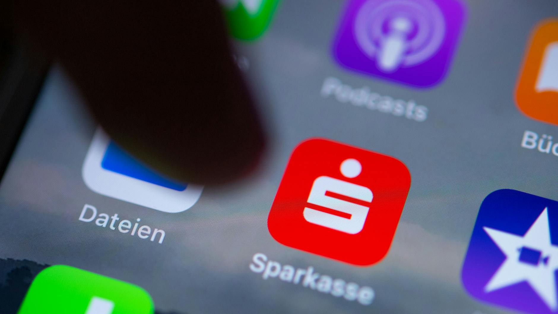 Mit der Sparkassen-App lassen sich künftig eventuell auch Bitcoins handeln.