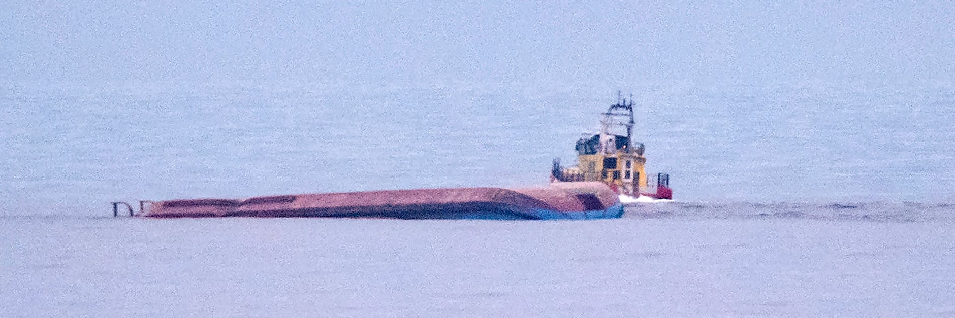 Ein Rettungsboot fährt an dem mit Kiel nach oben liegenden dänischen Frachtschiff Karin Hoej vorbei, nachdem es mit dem britischen Frachtschiff Scot Carrierin der Ostsee zwischen Ystad und der Insel Bornholm zusammengestoßen war.