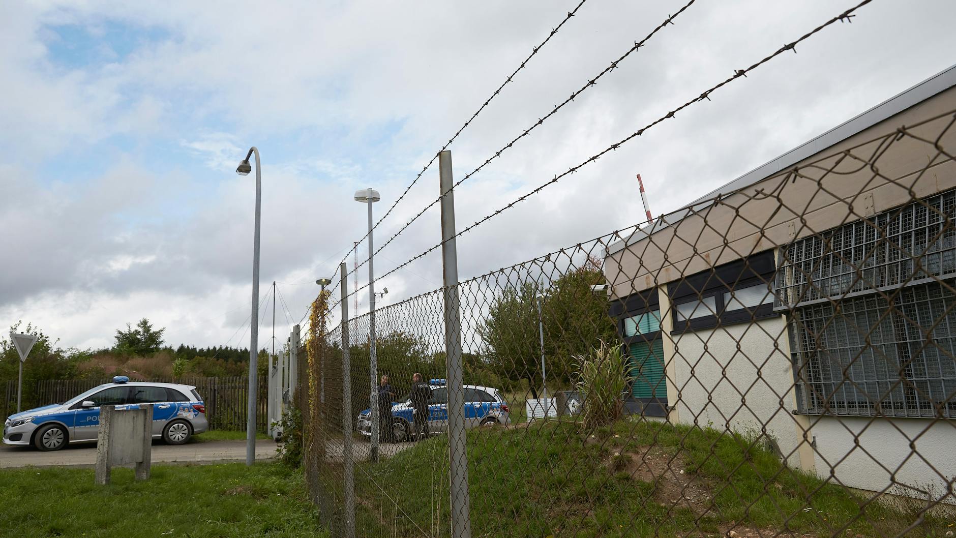Polizisten bei der Sicherung des Geländes in Traben-Trarbach.