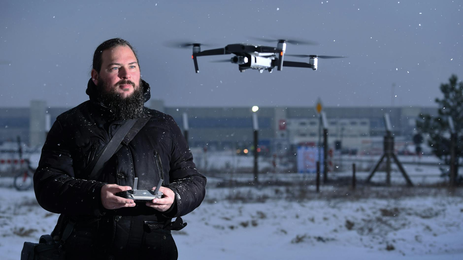 Der Chronist: Tobias Lindh filmt mit seiner Drohne den Baufortschritt an der Gigafactory in Grünheide.