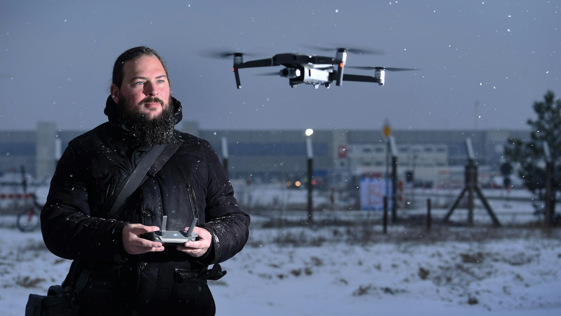 Der Chronist: Tobias Lindh filmt mit seiner Drohne den Baufortschritt an der Gigafactory in Grünheide.