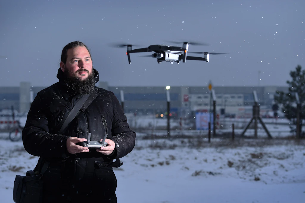 Tesla und die Fans: Wenn Drohnen über die Gigafactory fliegen
