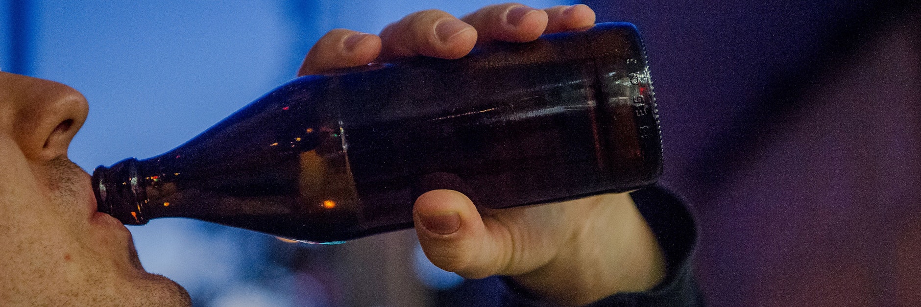 Wer in Norwegen an den Feiertagen auch mal ein Bier trinken möchte, sollte sich mit ein paar Flaschen bevorraten. Die Regierung des skandinavischen Landes verbietet für vier Wochen den Alkoholausschank – wegen Corona!