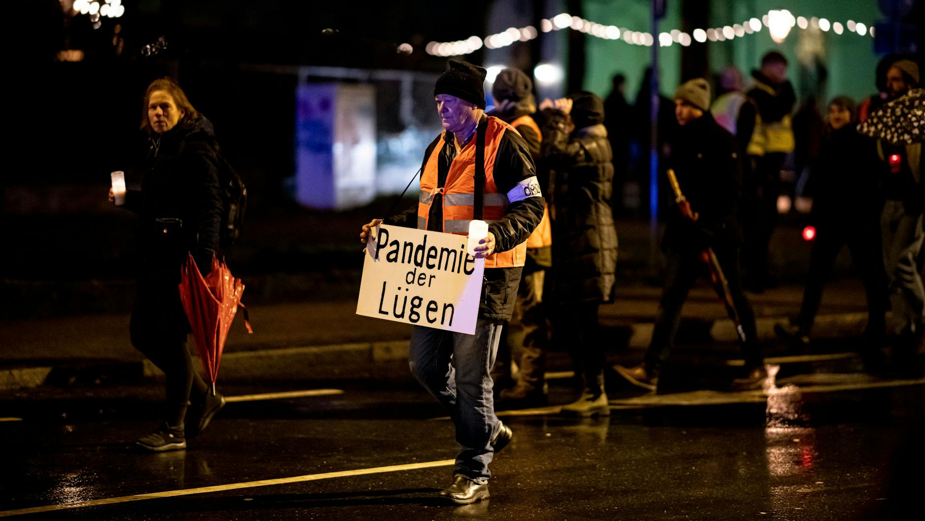 Gegner der Corona-Maßnahmen laufen auf einer Demo in Königs Wusterhausen. In mehreren Städten Deutschlands gingen Menschen auf die Straße.