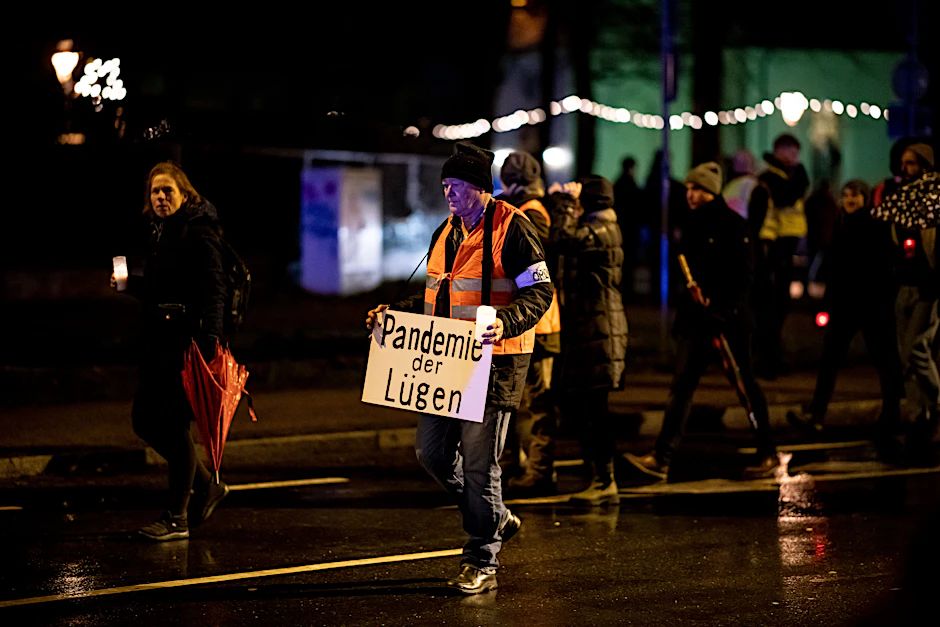 Gegner der Corona-Maßnahmen laufen auf einer Demo in Königs Wusterhausen. In mehreren Städten Deutschlands gingen Menschen auf die Straße.