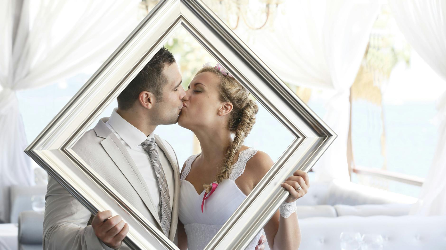 Paare, die 2022 ihre Hochzeit feiern wollen, müssen sich auch mit der Frage auseinandersetzen, welche Pandemie-Bedingungen gelten sollen (Symbolbild).
