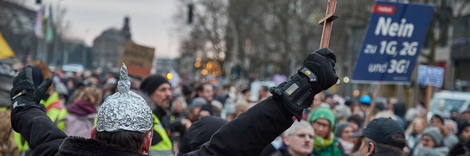 Aluhut und Holzkreuz bei einer Querdenker-Demo in Hamburg. Es wird immer undurchsichtiger, was Protest, Wahnsinn oder Spott ist.