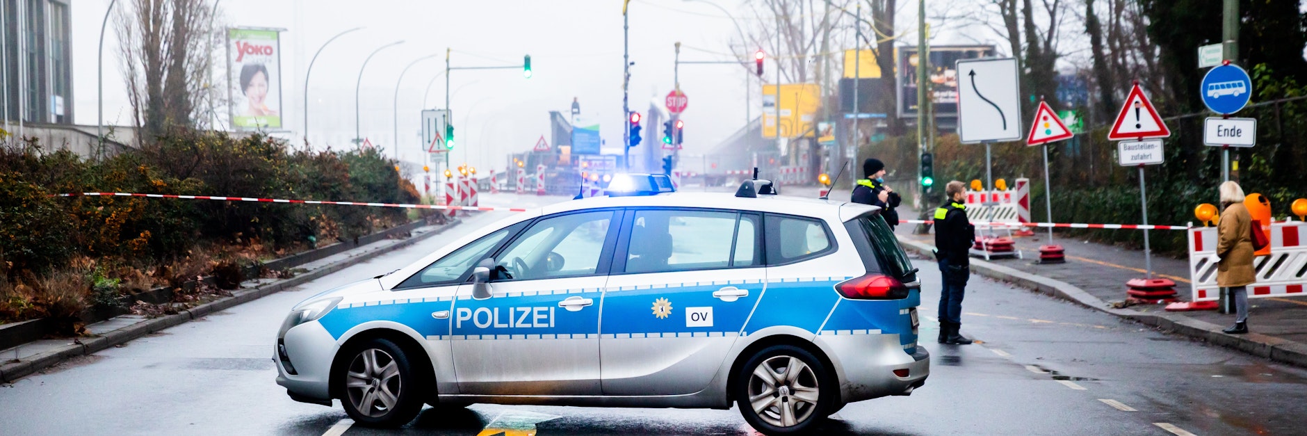 Die Polizei hat die Zufahrt zur Elsenbrücke am Treptower Park gesperrt. Die Bücke ist seit dem Morgen komplett dicht, da Tragfähigkeitssensoren ausgelöst haben.