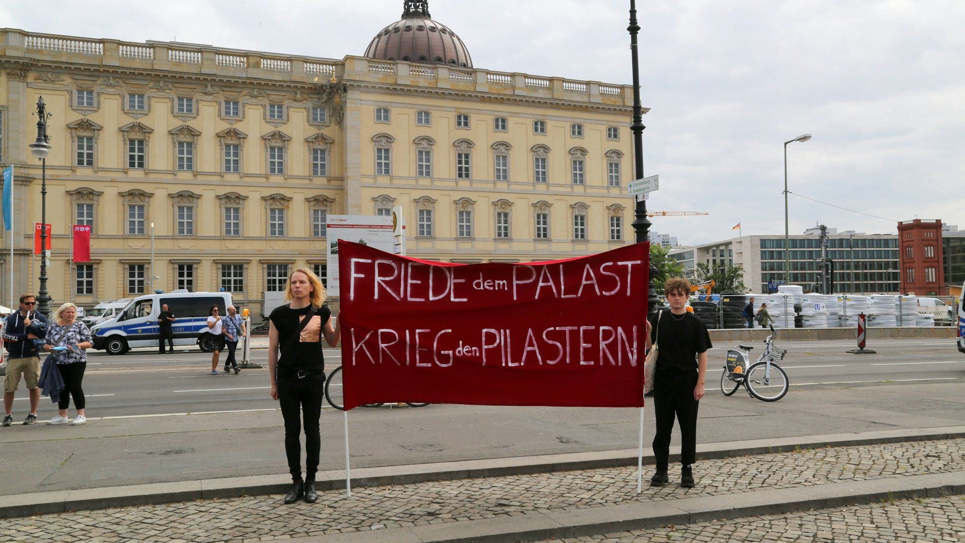 Protestaktion gegen das Berliner Humboldt-Forum