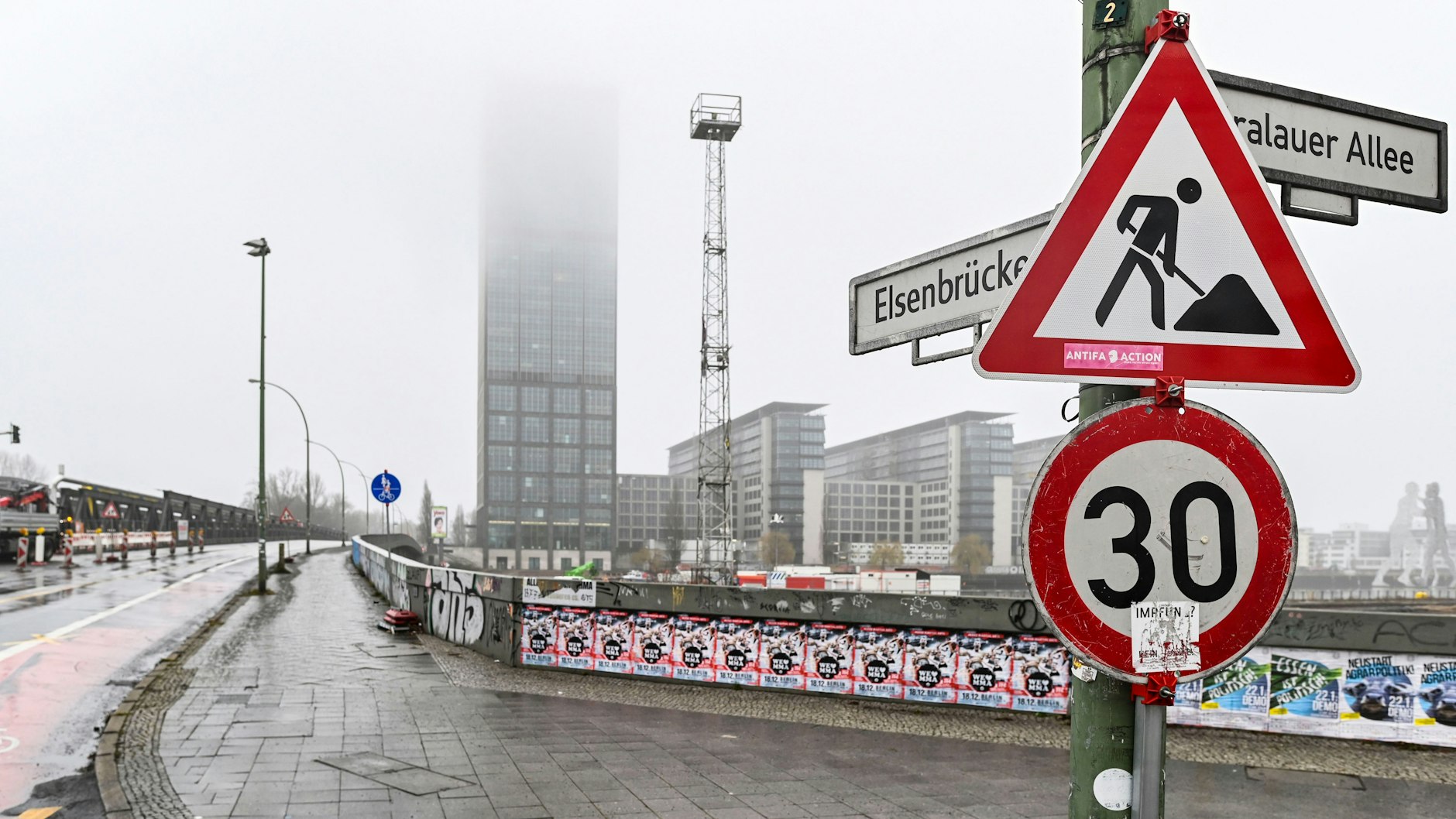 Kein Durchgang, keine Durchfahrt: Die Elsenbrücke im Osten Berlins ist für alle gesperrt.