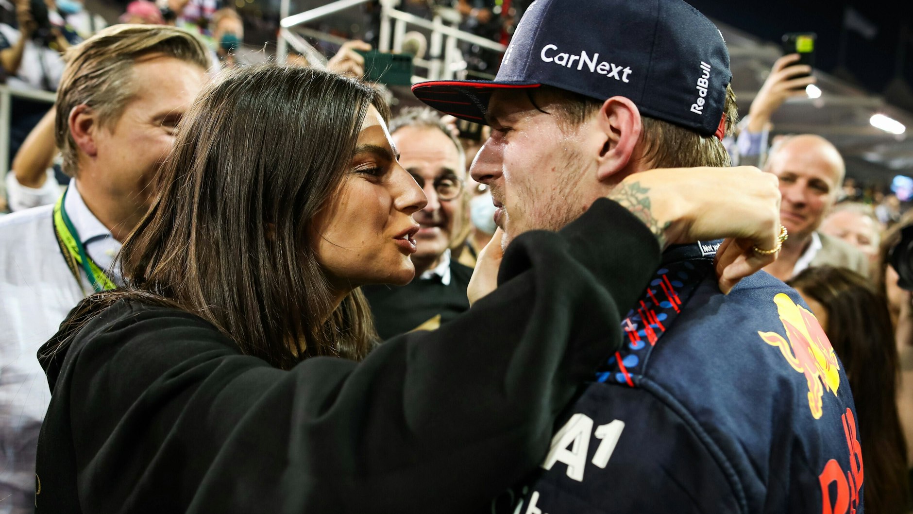 Ein Kuss für den Champion: Max Verstappen wird von seiner Freundin Kelly Piquet geknutscht.