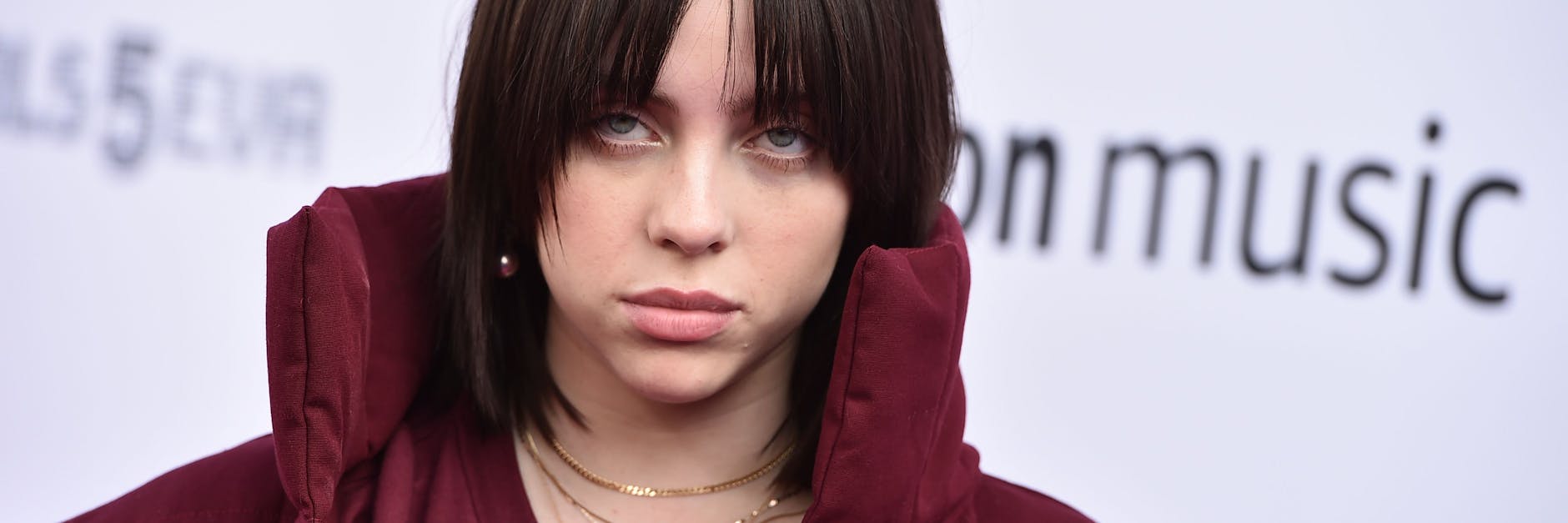 Die 19-jährige Sängerin Billie Eilish erkrankte nach ihrer Impfung an Corona. „Es war schlimm“, berichtet sie. 
