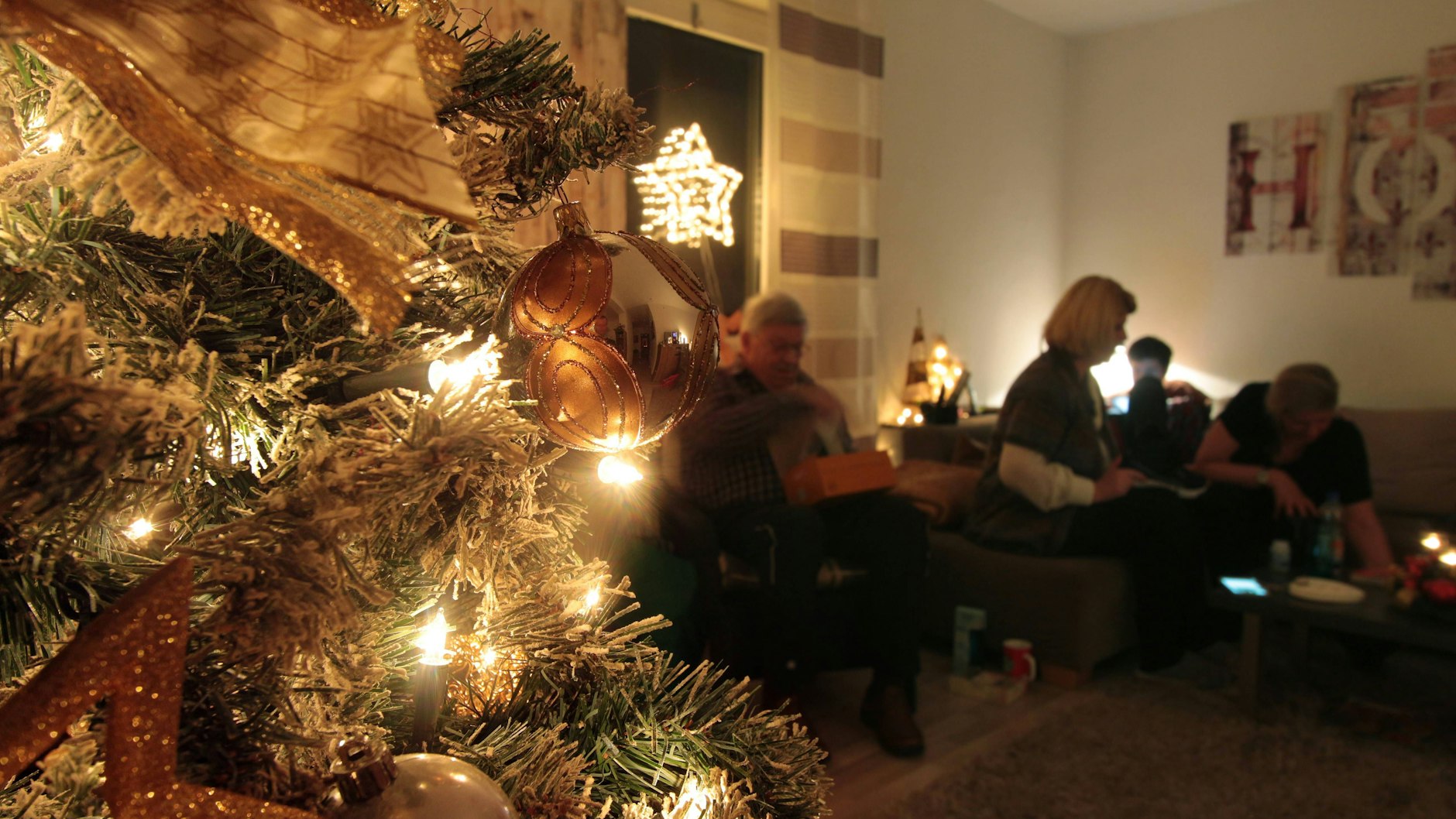 Auch für Geimpfte und Genesene gibt es ab Mittwoch bei Treffen Personenobergrenzen (Symbolbild)