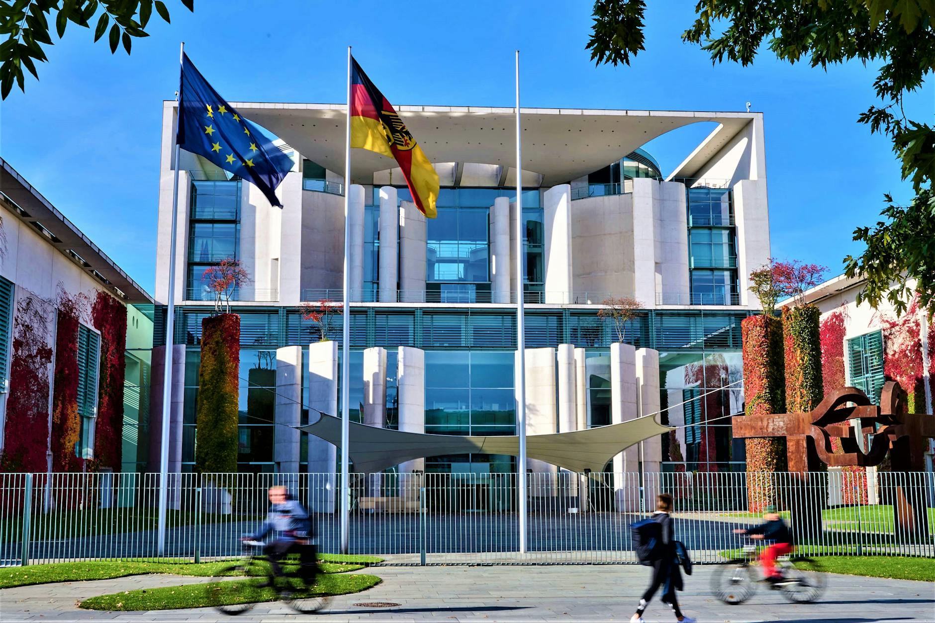 Das Kanzleramt ist eine Behörde, die den Kanzler bei seiner Arbeit unterstützt.