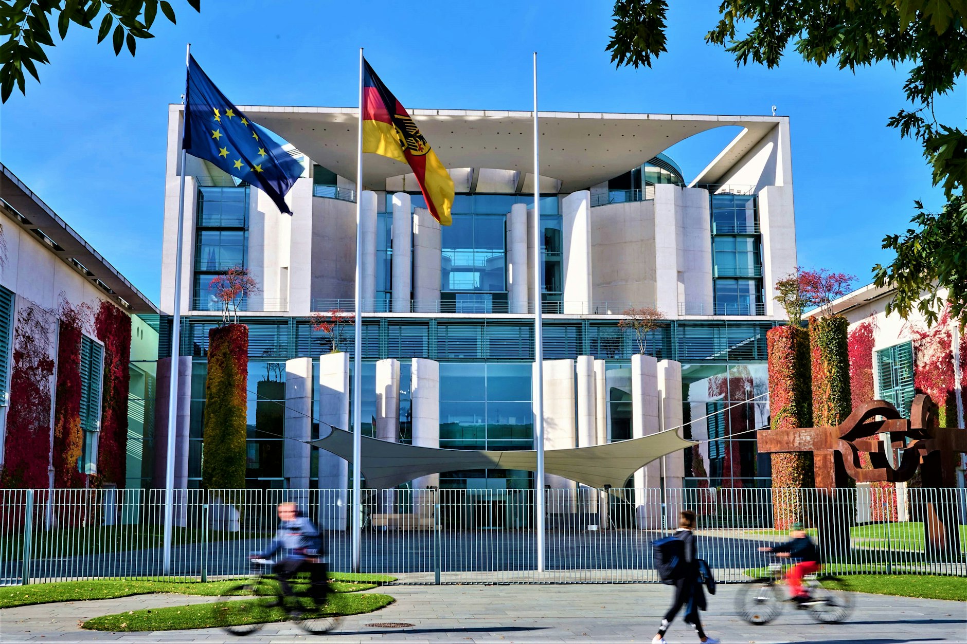 Das Kanzleramt ist eine Behörde, die den Kanzler bei seiner Arbeit unterstützt.