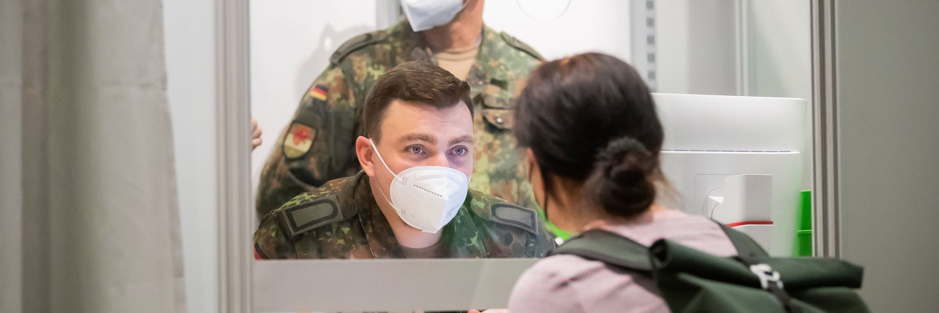 Hier wird nur mit Impfstoff geschossen: Soldaten vom Logistikbataillon 172 helfen in einer Impfstelle in den Spandauer Arcaden aus.