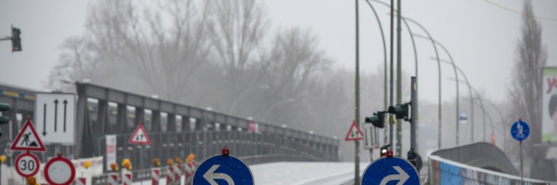 Die Elsenbrücke ist für Fußgänger und Radler wieder frei. Bis Januar soll die Stahl-Behelfsbrücke für Kraftfahrzeuge (links) freigegeben werden.