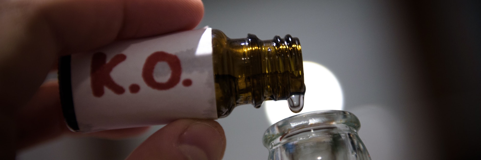 Ein Mann füllt in der gestellten Szene mehrere „K.-o.- Tropfen“ in eine Bierflasche.&nbsp;