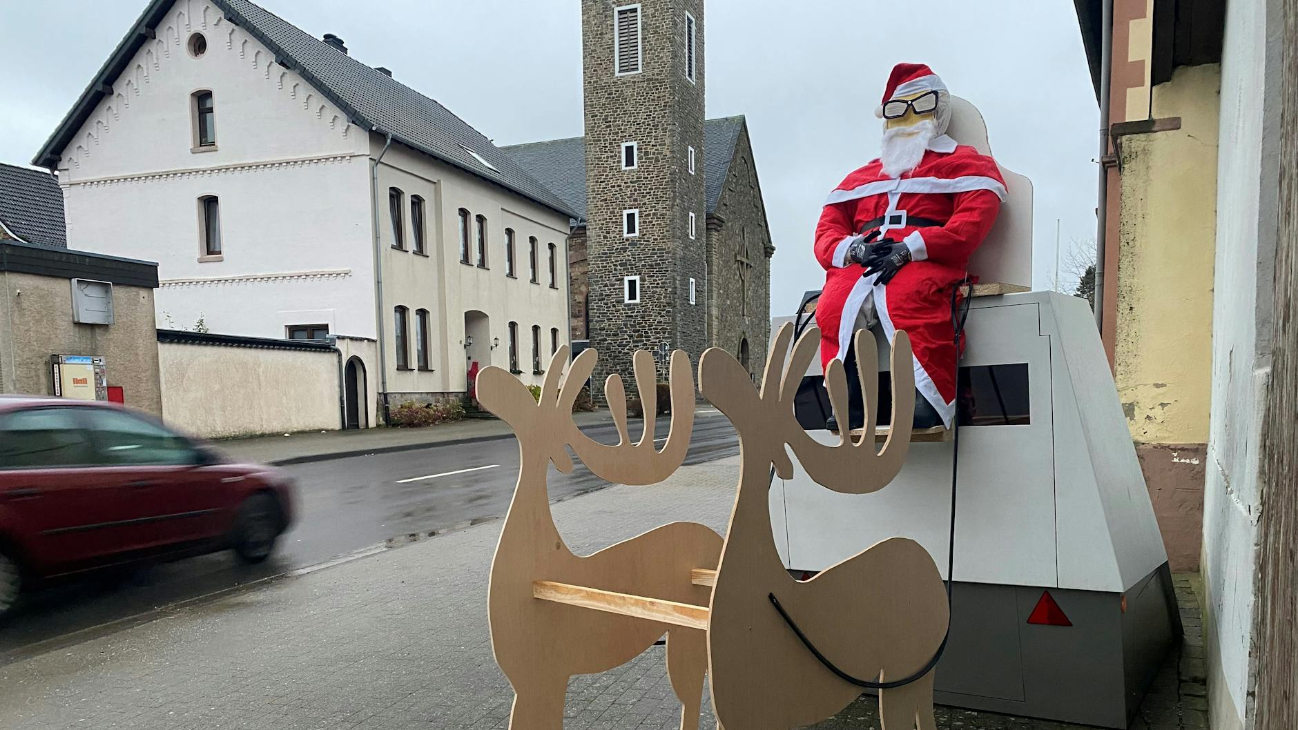 Der Blitzeranhänger ist bereits die dritte Radarfalle, die in der Gegend weihnachtlich dekoriert wurde.