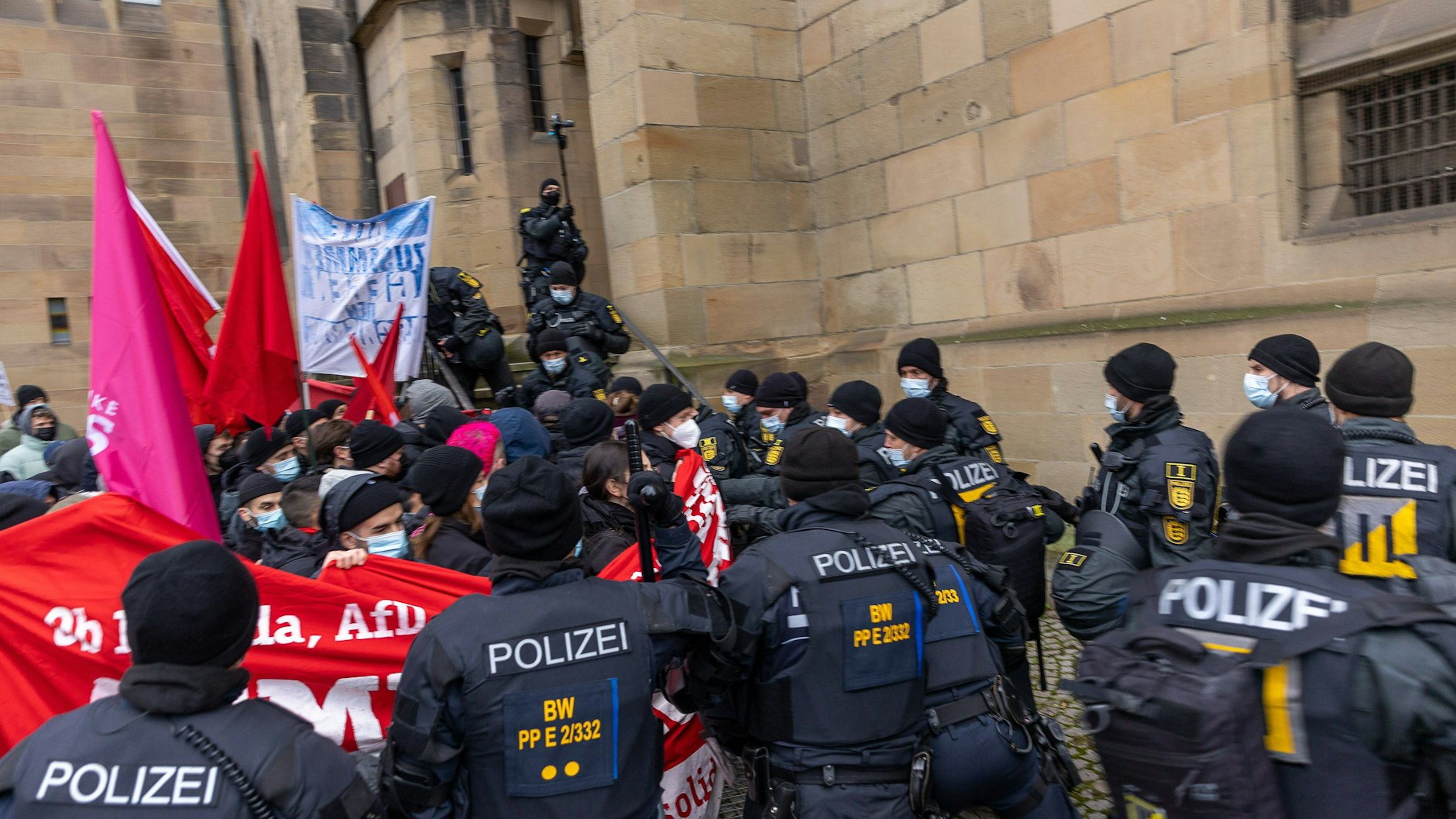 Polizisten und Demonstranten geraten aneinander.