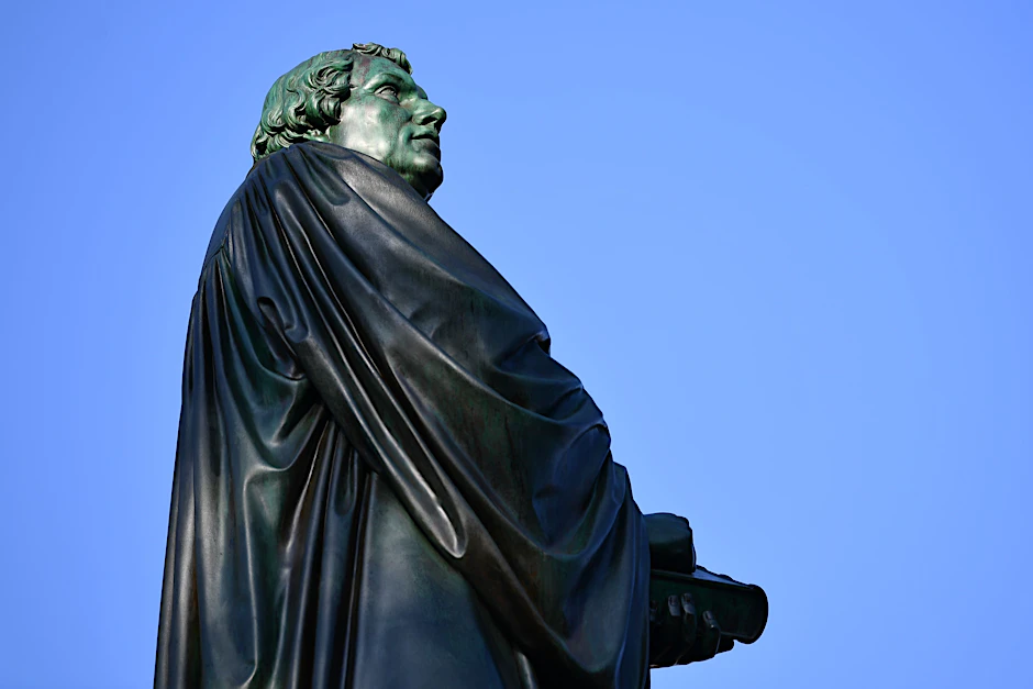 Eine Figur des Reformators Martin Luther aus Bronze steht als Teil des Luther-Denkmals in Worms.