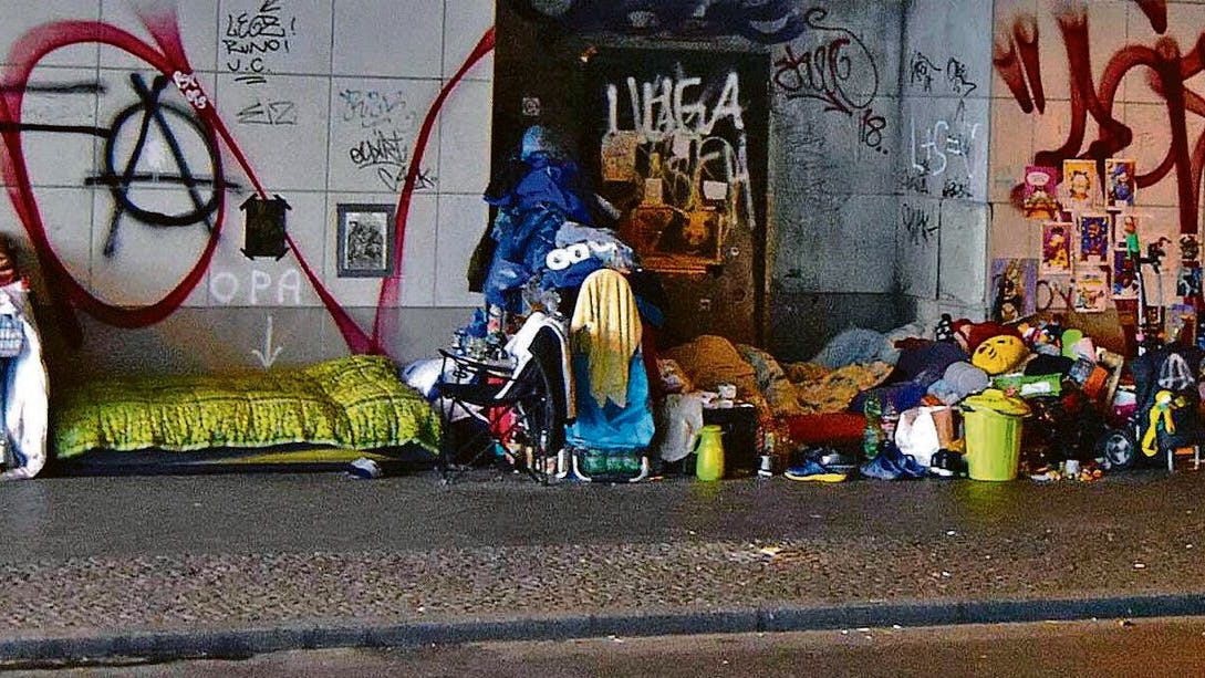 Obdachlose haben sich unter einer Berliner S-Bahnbrücke eingerichtet (Symbolbild).