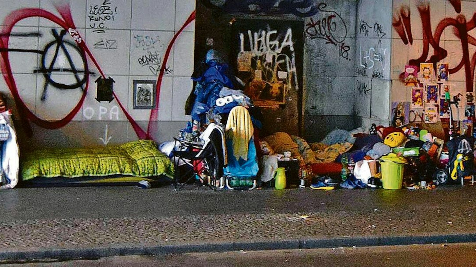 Obdachlose haben sich unter einer Berliner S-Bahnbrücke eingerichtet (Symbolbild).