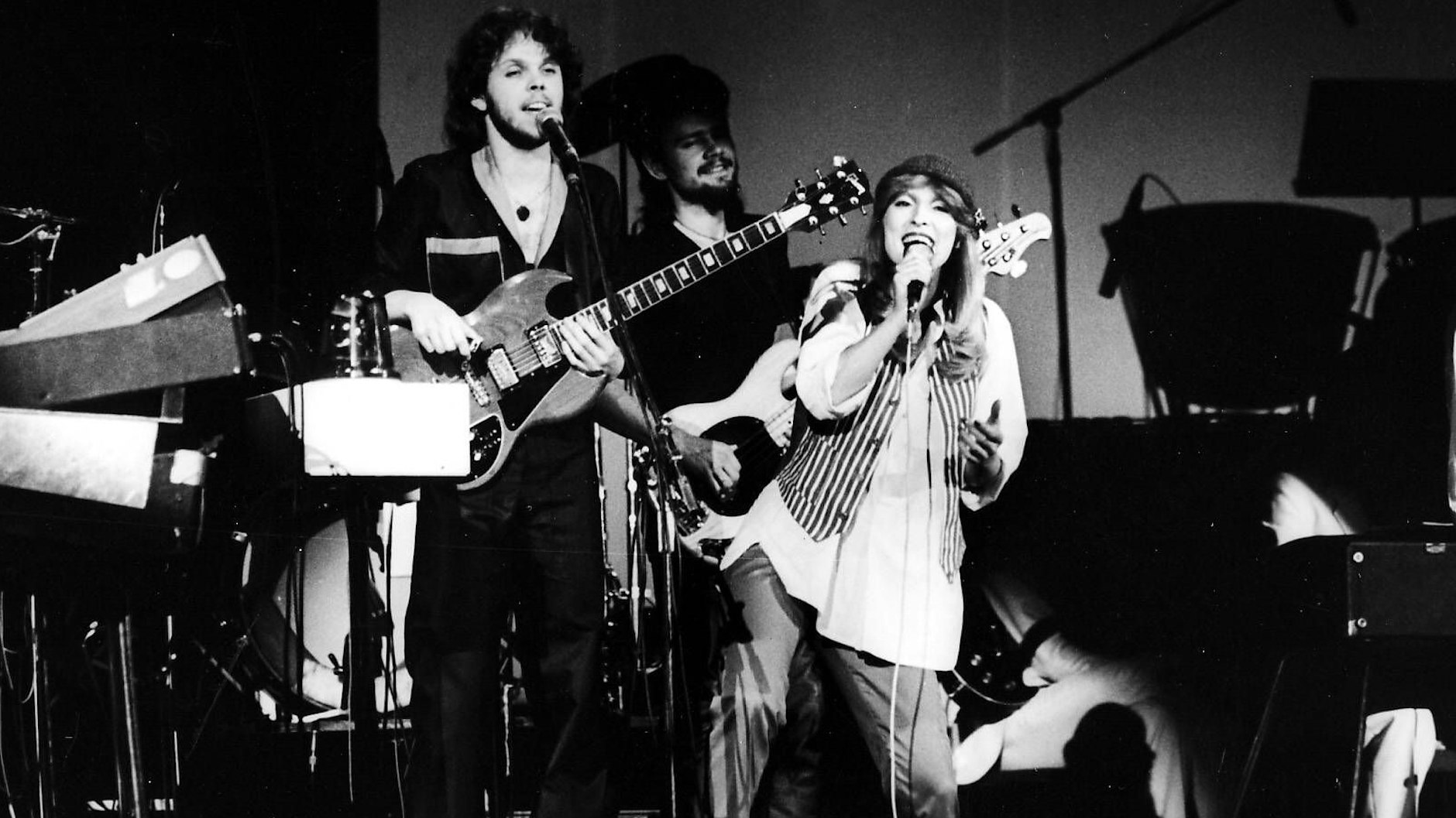 Das war 1980: Jürgen Ehle bei einem Auftritt mit Veronika Fischer. Im Hintergrund ist Bassist&nbsp;Jäcki Reznicek&nbsp; (heute Silly) zu sehen.