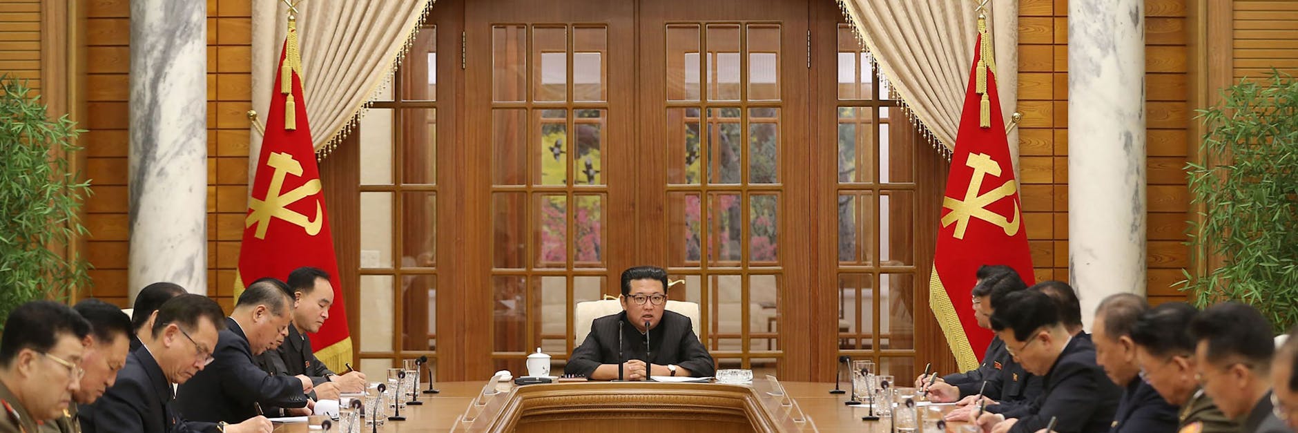Der „Oberste Führer“ Kim Jong-un spricht und wie hier bei der Sitzung des Politbüros der nordkoreanischen KP schreiben alle mit.
