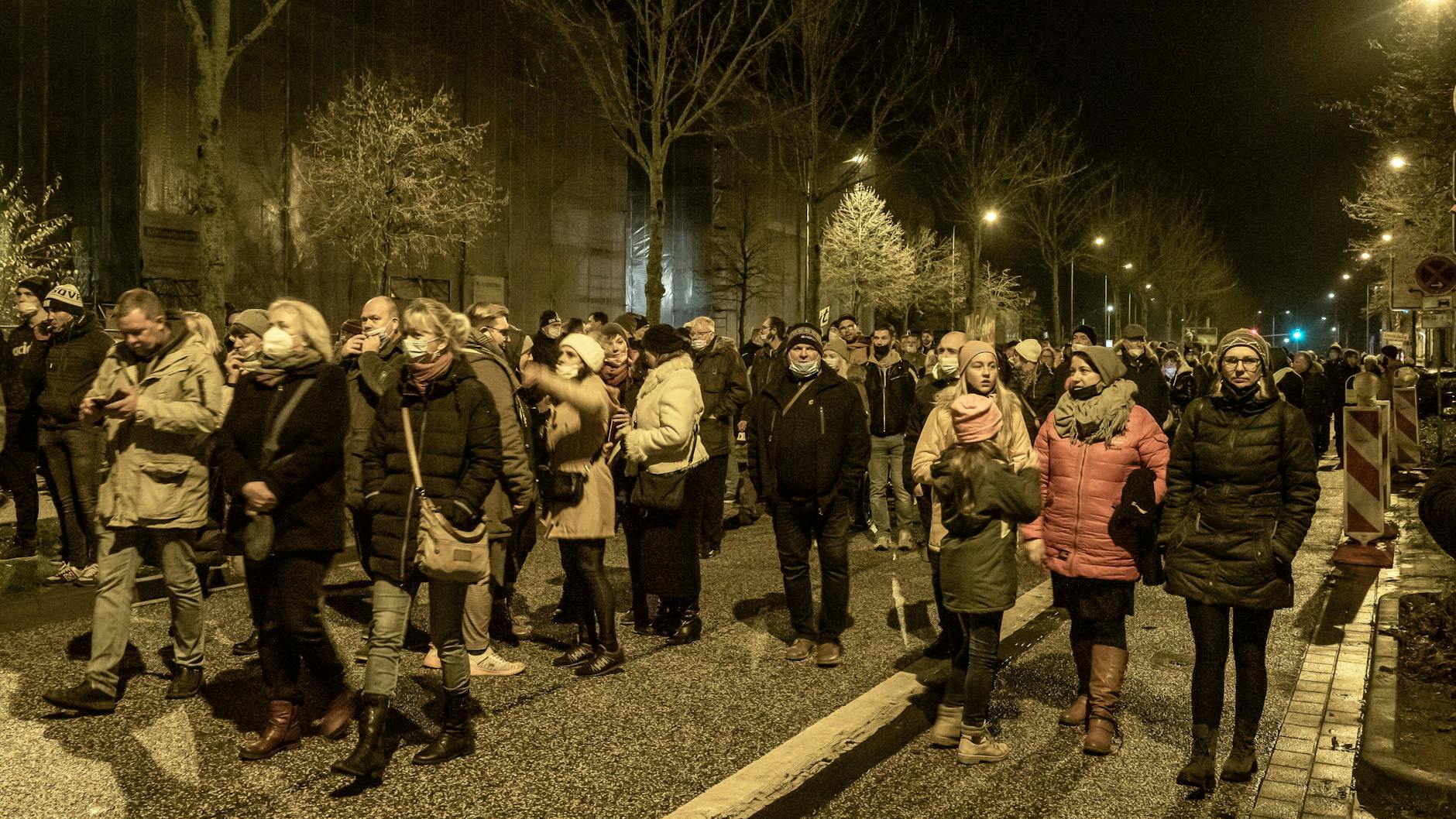 Auch in Rostock gingen in der Nacht zu Dienstag Tausende auf die Straße, um gegen die Corona-Politik zu demonstrieren.