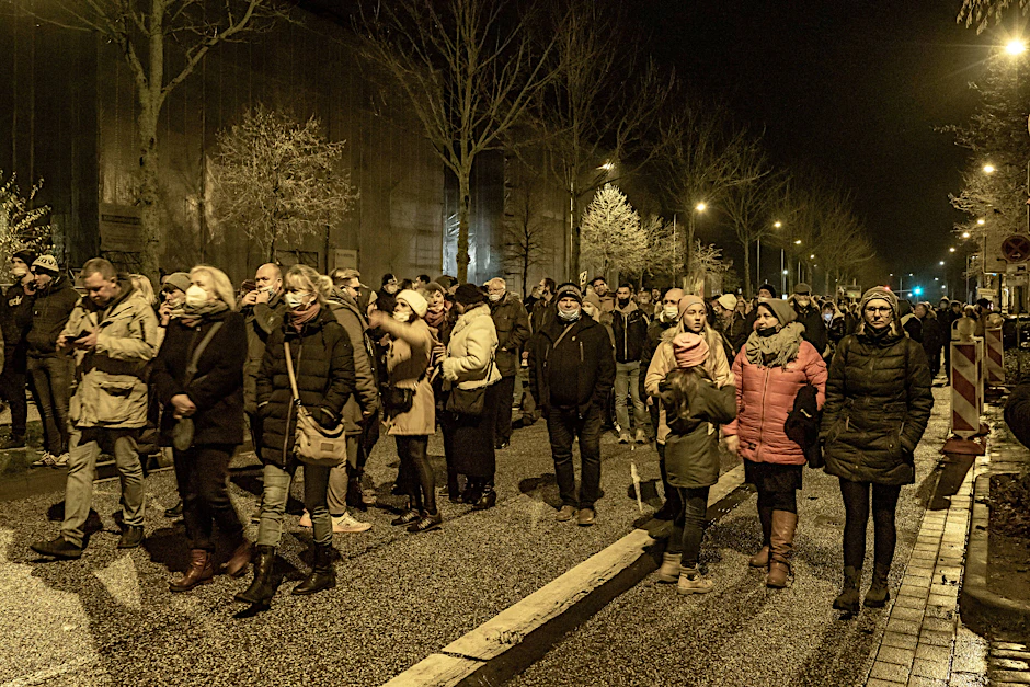 Auch in Rostock gingen in der Nacht zu Dienstag Tausende auf die Straße, um gegen die Corona-Politik zu demonstrieren. 