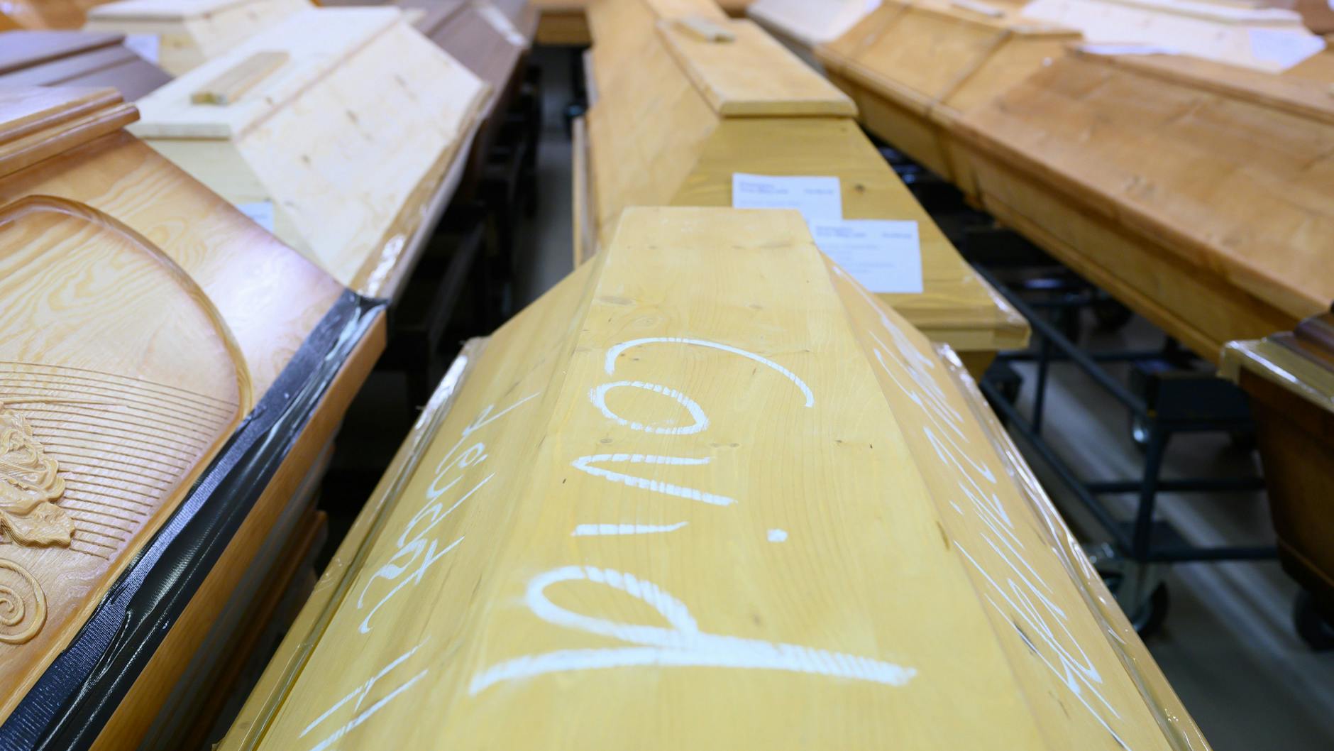 Der Sarg eines Covid-Verstorbenen in Dresden (Archivbild). 