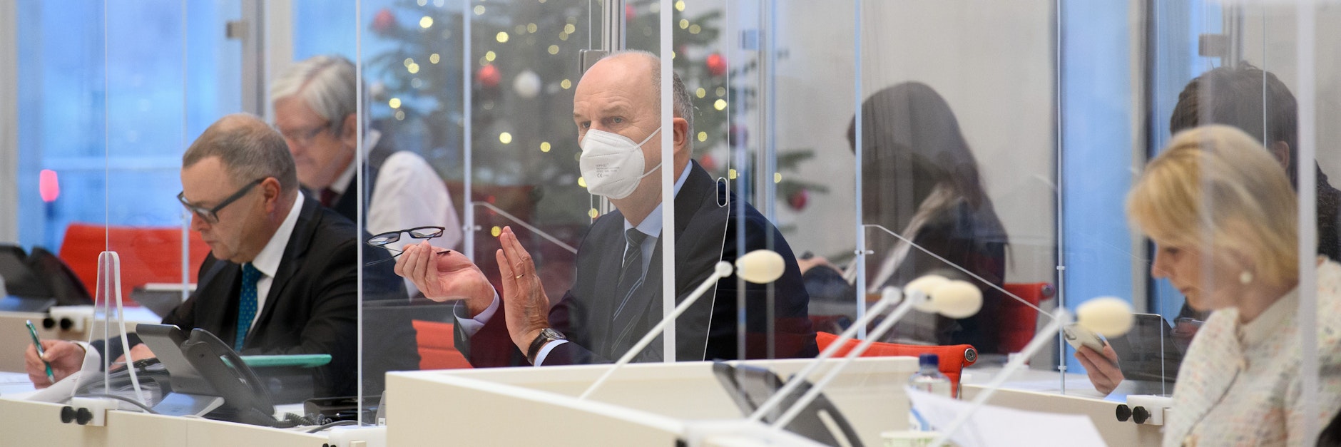 Dietmar Woidke (SPD) während der Sondersitzung des Brandenburger Landtages. Der Ministerpräsident appellierte an die Verantwortung der Bürger.