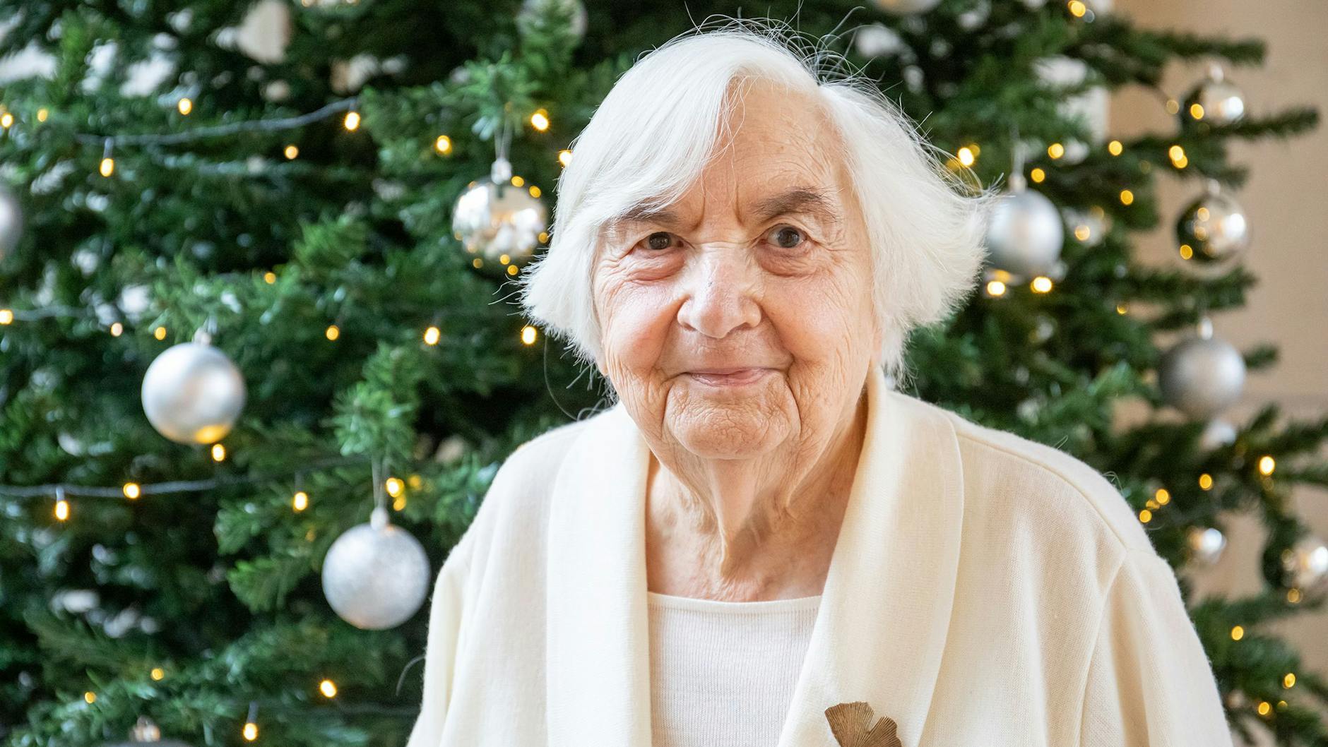 Maria Rombach vor dem festlich geschmückten Weihnachtsbaum Agaplesion-Bethanien-Sophienhaus in Steglitz: „Ich vertraue der Wissenschaft und den Medizinern.“ 