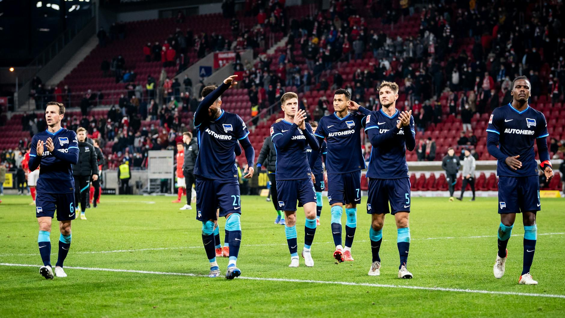Kurz vor dem Start der Mainzer Weihnachtsfeier verabschiedeten sich Herthas Vladimir Darida, Kevin-Prince Boateng, Krzysztof Piatek, Davie Selke, Niklas Stark und Dedryck Boyata (v.l.) von ihren Fans.