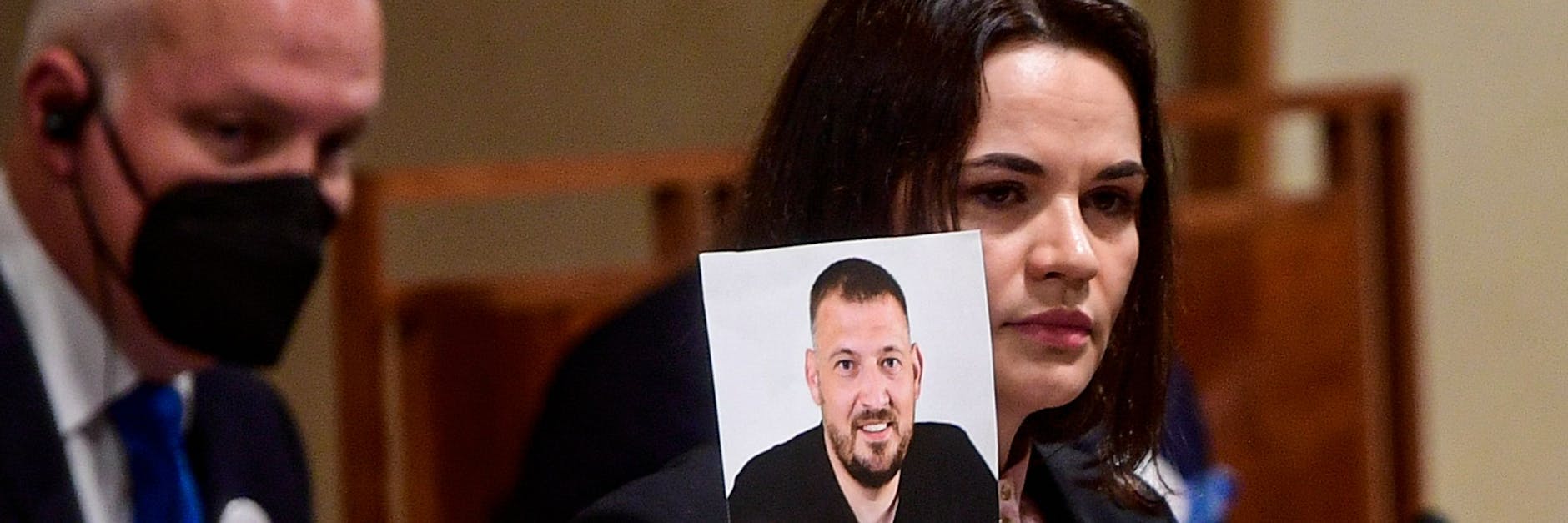 Swetlana Tichanowskaja zeigte bei einer Rede ein Foto ihres Ehemanns Sergej, der 18 Jahre ins Straflager soll. 