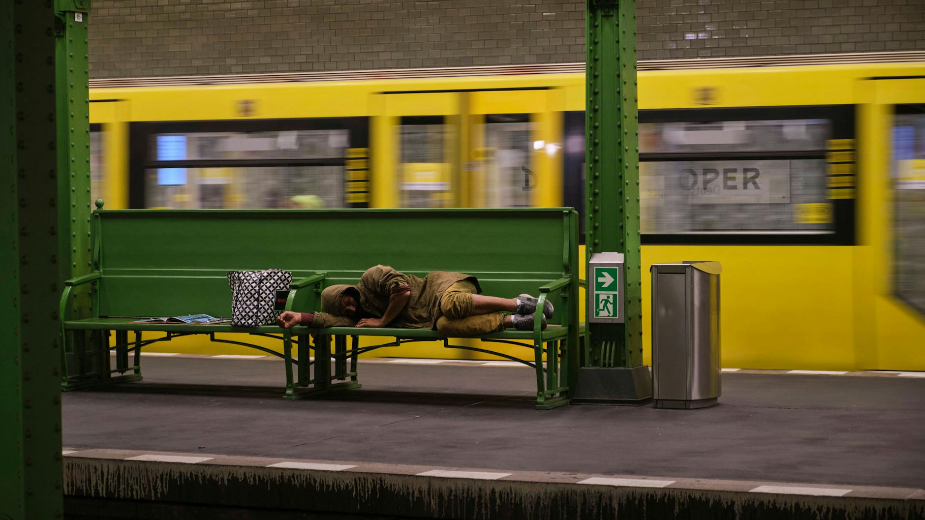 Ein Obdachloser in einem U-Bahnhof in Berlin (Archivbild).