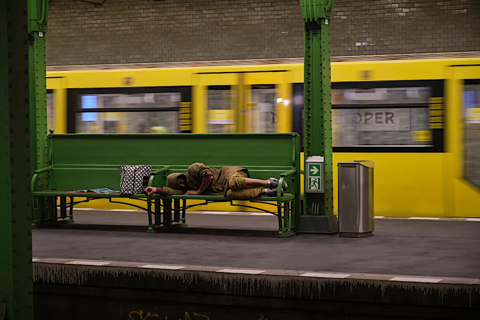 Ein Obdachloser in einem U-Bahnhof in Berlin (Archivbild).