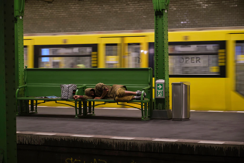 Berlin: Obdachlose dürfen sich doch ohne 3G auf Bahnsteigen aufhalten