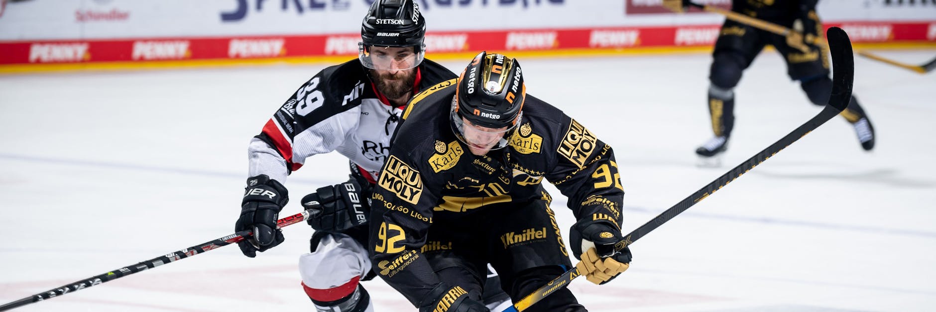 Eisbär Marcel Noebels wird von Kölns Landon Ferraro verfolgt. 