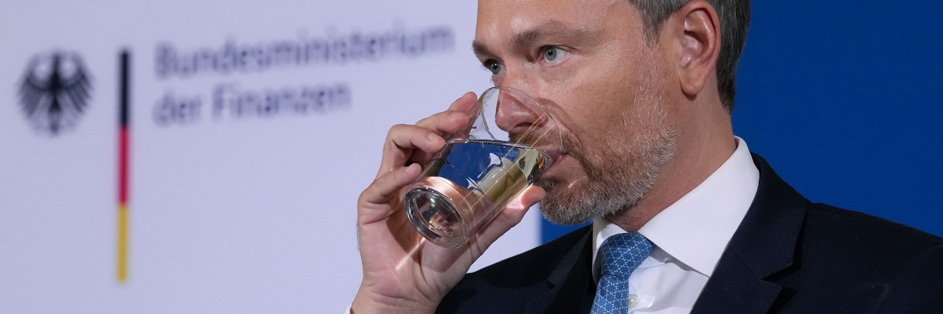 Die Union will dem neuen Finanzminister Christian Lindner (FDP) vom Verfassungsgericht einen einschenken lassen ...