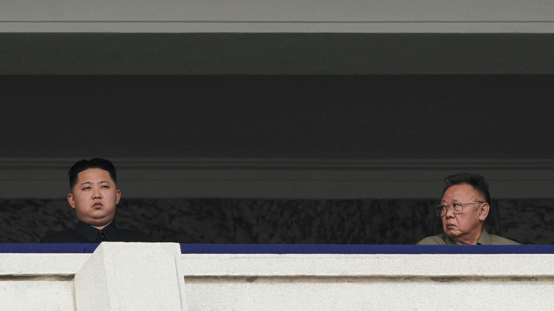 Kim Jong-un mit seinem Vater Kim Jong-il ein Jahr vor dessen Tod 2011. 