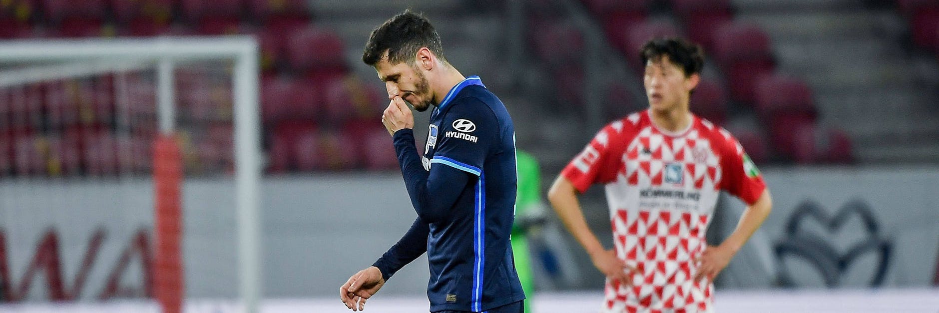 Stevan Jovetic muss in Mainz mit einer Wadenverletzung vom Platz und droht Hertha BSC länger zu fehlen.