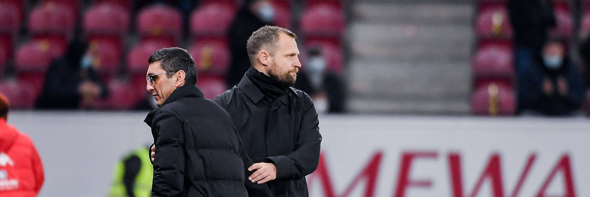 Tayfun Korkut (l.) war nach dem 0:4 in Mainz bedient. Sein Kollege Bo Svensson stand vor einem Jahr vor einer viel schwierigeren Aufgabe und kann jetzt jubeln.